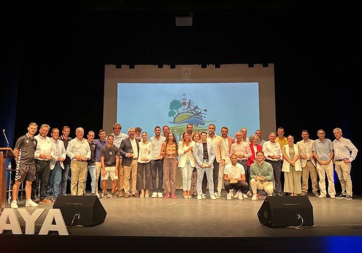 Foto de familia de los premiados en la gran Gala del Deporte de Cartaya que tuvo lugar en el Teatro del Centro Cultural.