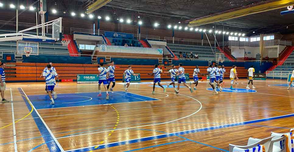 Los jugadores del Huelva Comercio en el calentamiento previo al partido ante el Reental Aljaraque. / Foto: @HuelvaComercioL.