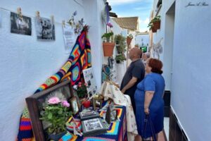 Los vecinos conociendo el material expuesto vinculado a la vida de sus familias y hogares. 31