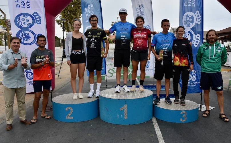 Podio con los ganadores del XXIII Triatlón 'Barceló Playas de Punta Umbría' celebrado este sábado.