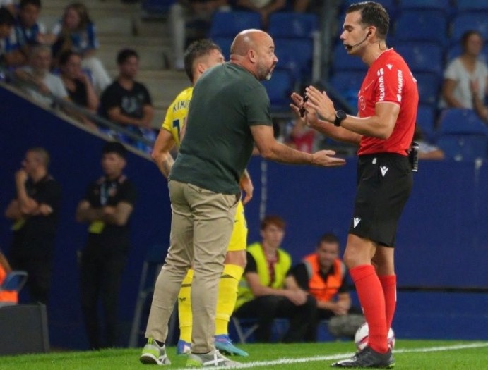 Quintero González conversa con el técnico local, Manolo González, durante el Espanyol-Villarreal. / Foto: La Liga.