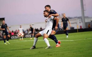 Rubén Serrano, en la imagen en una acción defensiva ante un rival, fue objeto de penalti en el segundo tiempo pero el extremeño Miranda Bolaños no señaló nada. / Foto: @recreoficial.