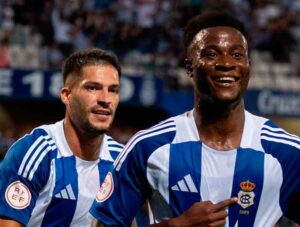 Nico Njalla y Caye Quintana, autores de los goles del Recre, celebran el primero de ellos anotado por el jugador cedido por el Cádiz. / Foto: @recreoficial.