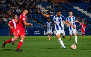 Luis Alcalde tuvo un par de buenas ocasiones para marcar, pero marró en ambas oportunidades a la hora del remate. / Foto: @recreoficial.