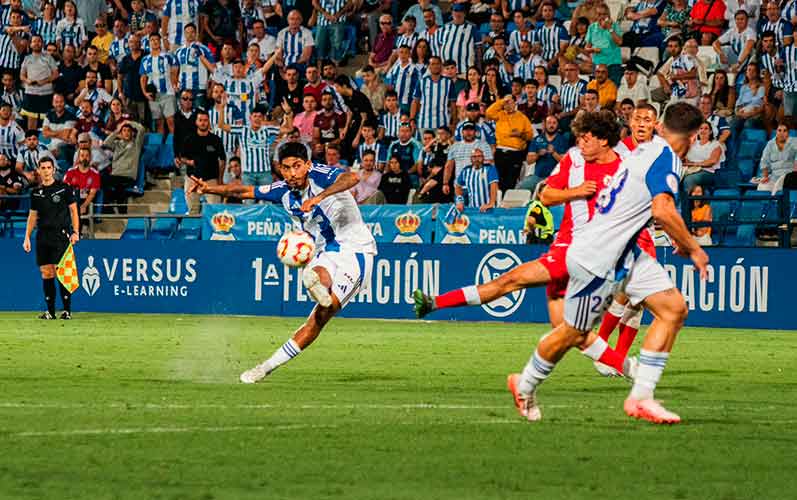 César Moreno apunta a la titularidad en el partido de este sábado en el Alfonso Murube ante el Ceuta. / Foto: @recreoficial.