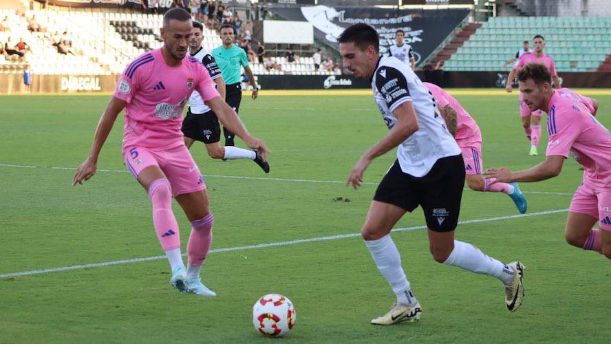 Alejandro Gálvez, pese a no acabar el partido con el Alcoyano por molestias físicas, está apto para jugar esta tarde, según reconoció el técnico Abel Gómez. / Foto: @recreoficial.