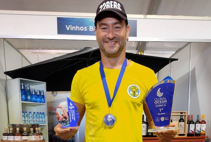 Rubén Gutiérrez, con los galardones obtenidos en la prueba celebrada el domingo en la I Global Ocean Sagres 2024.