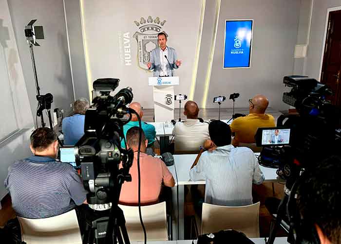 Un momento de la rueda de prensa de este viernes del segundo teniente de alcalde y concejal de Economía de Ayuntamiento de Huelva, Francisco Muñoz.