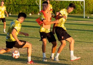 Los jugadores del San Roque, durante uno de los entrenamientos esta semana preparando su compromiso del domingo ante La Palma. / Foto: @SanRoqueLepe.