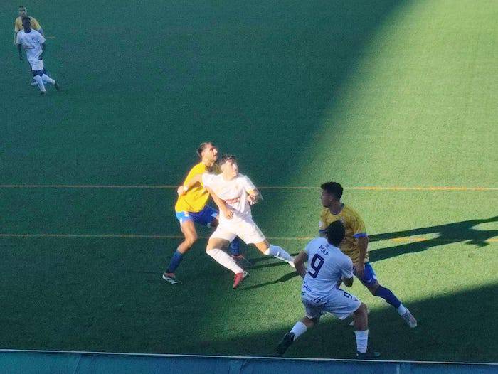 El San Roque, con un jugador menos desde el minuto 25, se trabajó un punto en el San Sebastián de Tomares. / Foto: Eloy Morais.