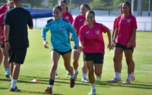 El nuevo Sporting de Huelva espera dar una alegría a su gente venciendo el sábado en Cáceres en su estreno en la Primera Federación Femenina. / Foto: @sportinghuelva.