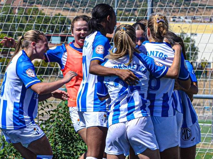 Las jugadoras del Sporting buscarán el triunfo ante el Osasuna para darle así una alegría a su afición. / Foto: @sportinghuelva.