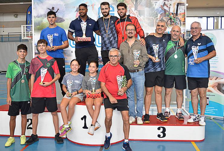 Los vencedores en las diversas categorías del Torneo '30 Aniversario del CTM Ayamonte'. / Foto: J. L. Rúa.