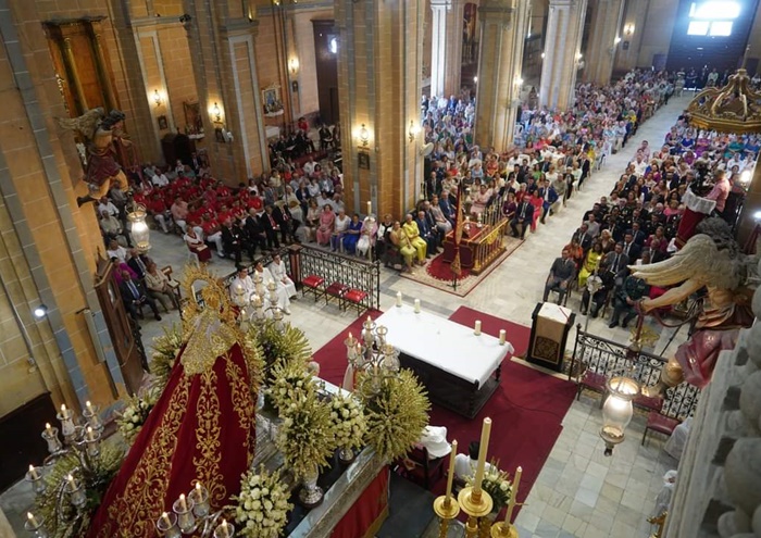 Espectacular recorrido de la Virgen de Montemayor en el día grande de las fiestas patronales de Moguer