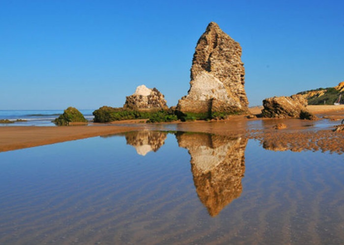 Se trata de la playa de la Torre del Río de Oro, también conocida como la playa de la Torre del Loro