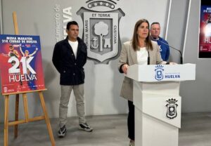 Un momento de la presentación de la '21K Ciudad de Huelva' que recorrerá las calles de la capital el próximo domingo 3 de noviembre.