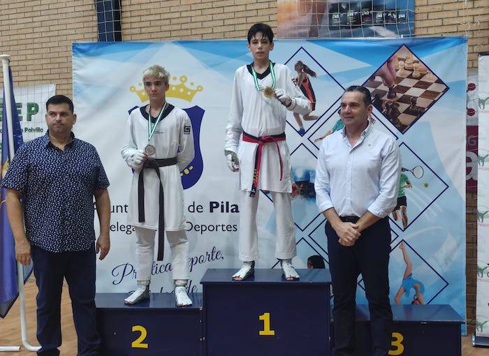 Adrián Luque, en lo más alto del podio tras ganar el oro en la categoría de -45 kilos en la Supercopa de Andalucía de Taekwondo.