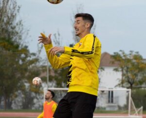 Antonio López, central del San Roque, durante un entrenamiento esta semana. / Foto: @SanRoqueLepe.