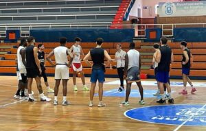 Antonio Quintero, nuevo entrenador del equipo, da instrucciones a sus jugadores durante un entrenamiento. / Foto: @HuelvaComercioL.