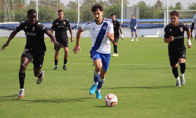 Cachorro, jugador del Atlético Onubense, en el inicio de una jugada de su equipo enb el partido ante el Ceuta B. / Foto: G. N.