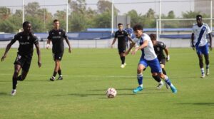 Difícil papeleta le espera al Atlético Onubense el domingo en el feudo del líder, Ciudad de Lucena. / Foto: G. N.