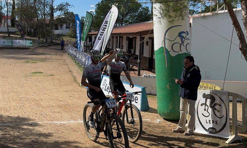 David Rodríguez y Manuel López, ambos del Sportbici Team, en el momento de entrar en la meta en el Rally 'Presa de Los Machos-Gran Premio Cabezo La Bella'.