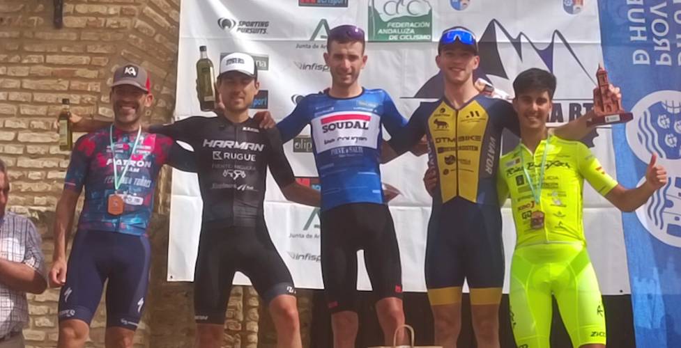 Podio masculino de la XXIII Ruta BTT 'Villa de Paterna' celebrado este domingo, con el cordobés Víctor Manuel Fernández como ganador.