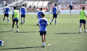 Ganar para seguir en lo más alto, la consigna del Bollullos en su duelo del domingo a mediodía con el Conil. / Foto: @bollulloscf1933.