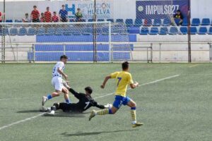 Un momento del primer gol de Clavería en el partido Bollullos-Conil. / Foto: @bollulloscf1933.