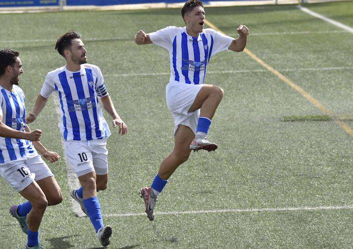 Clavería celebra con sus compañeros uno de los dos goles que anotó el domingo ante el Conil. / Foto: @bollulloscf1933.