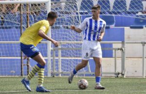 Clavería en un lance del partido con los conileños, saldado con triunfo del Bollullos por 2-1. / Foto: @bollulloscf1933.