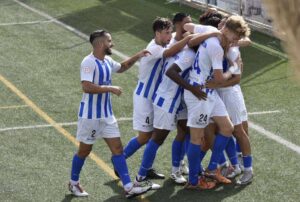 Seguir dando alegrías con un resultado positivo, el reto del Bollullos en su partido del sábado en Ceuta. / Foto: @bollulloscf1933.