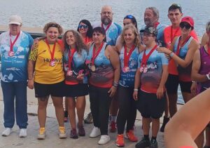 Carmen Serrano logró la medalla de bronce en la categoría Paradragón modalidad Paracanoe en embarcación combinada. / Foto @tartessosrema.