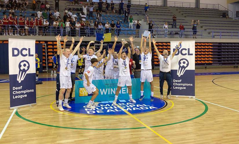 Momento en el que el capitán del CD Sordos Huelva levanta el trofeo como ganador de la Deaf Champions League Sub 21 de fútbol sala.