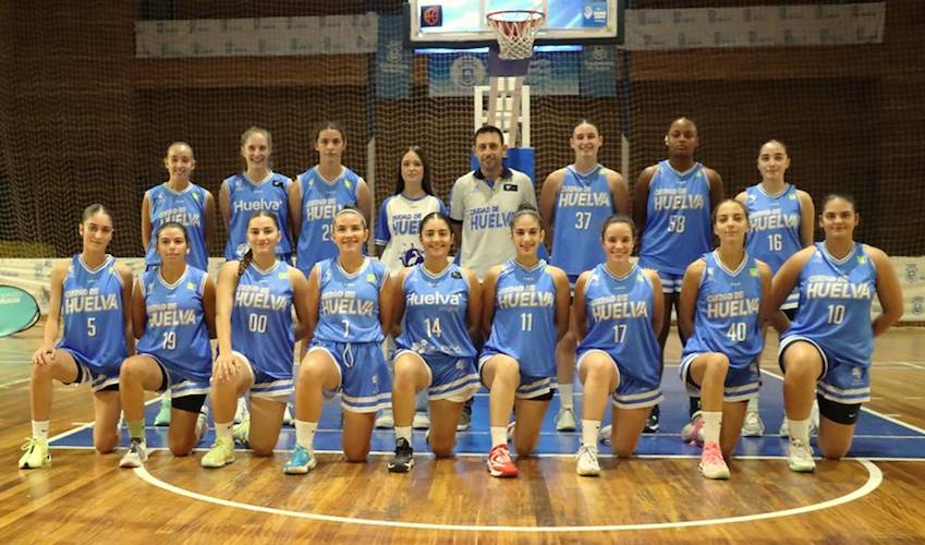 El Ciudad de Huelva femenino ha apostado esta temporada, con Pedro Vadillo como técnico, por un equipo de jugadoras jóvenes y en formación. / Foto: CD Huelva La Luz.