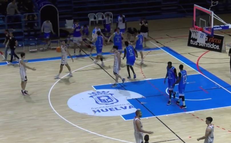 Alegría de los jugadores del Ciudad de Huelva tras su apurado triunfo ante el Biele ISB en el Palacio de Deportes 'Carolina Marín'. / Foto: Captura imagen Canal FEB.