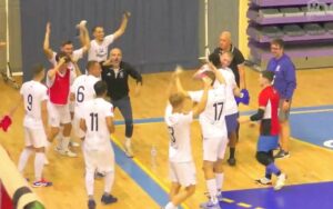 Jugadores y técnicos del CD Sordos Huelva celebran al término del partido el triunfo en la final y por consiguiente el título logrado. / Foto: Captura imagen DCL TV.