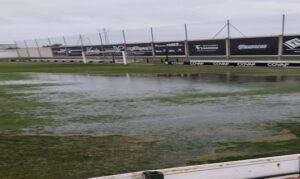 Estado del terreno de juego donde se tendría que jugar el Pozoblanco-Cartaya, que ha sido suspendido. / Foto: Ayuntamiento de Pozoblanco.