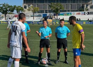 Prolegómenos del Conil-San Roque que acabó con triunfo sanroquista con un gol de Dani Carrasco. / Foto: Conil CF.