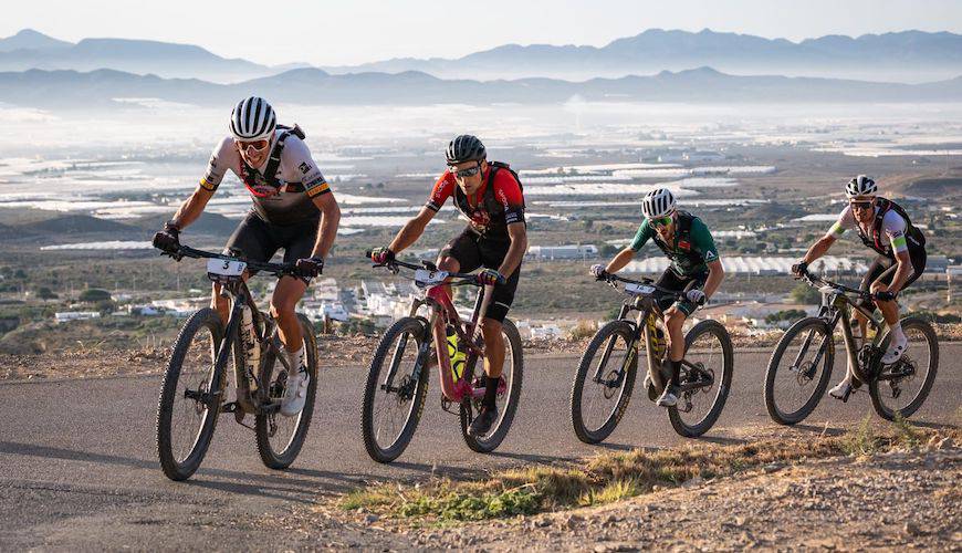 David Rodríguez -dorsal 14- en pleno esfuerzo en una de las etapas de la Skoda Titán Desert Almería.