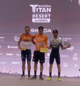 Podio Absoluto con David Rodríguez del Sport Bici de Huelva en la tercera plaza, junto al italiano Ricardo Chiarini, ganador, y Luis Ángel Maté, segundo.