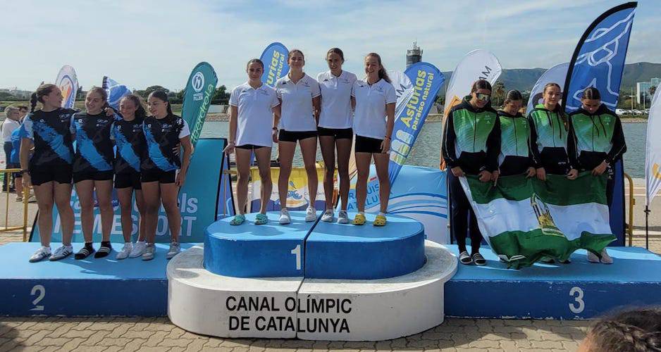 Martina Rodríguez y Martina Barba, en el tercer puesto del podio, junto a sus compañeras del K4 andaluz. / Foto @tartessosrema.