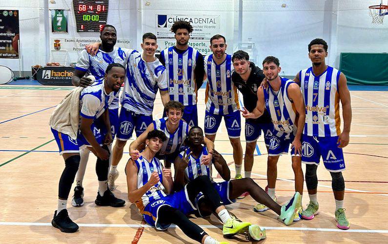 Alegría de los jugadores del Huelva Comercio LRi21 Viridis tras su triunfo a domicilio ante el Hache Publicidad Moraleja. / Foto: @HuelvaComercioL.