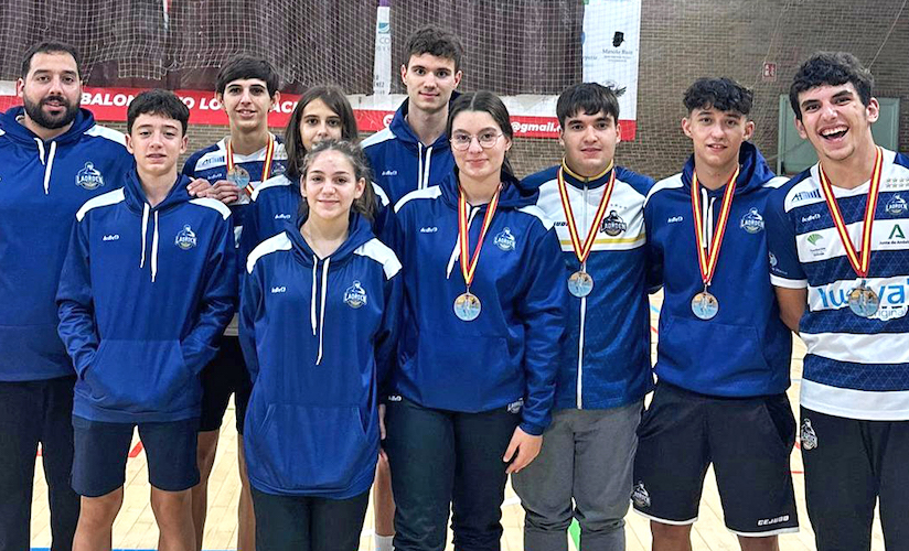 Representantes del IES La Orden en el Andalucía Top TTR de Los Palacios y Villafranca Sub 15 y Sub 19. / Foto: @CBIESLAORDEN.