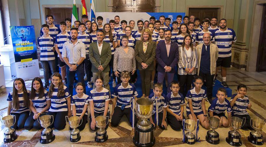 Foto de familia del acto de presentación de los equipos del IES Bádminton La Orden en el Ayuntamiento de Huelva.