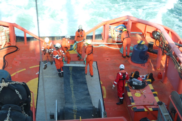 Simulacro de emergencia ante un derrame de fueloil en Huelva