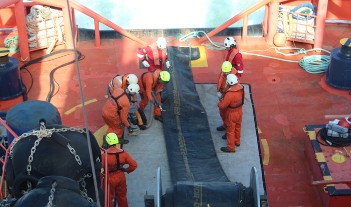 Simulacro de emergencia ante un derrame de fueloil en Huelva