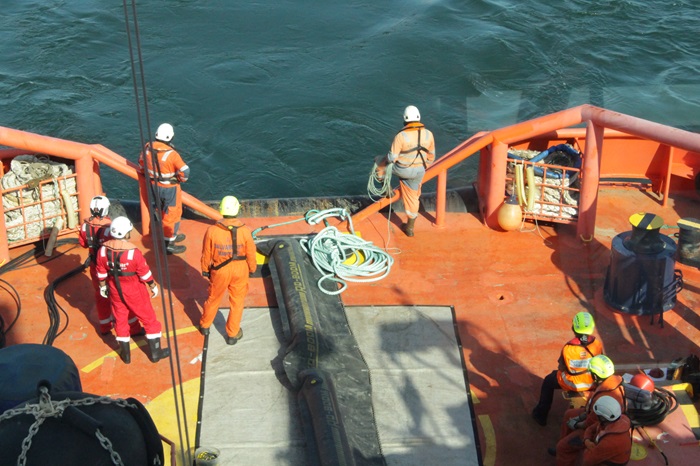 Simulacro de emergencia ante un derrame de fueloil en Huelva