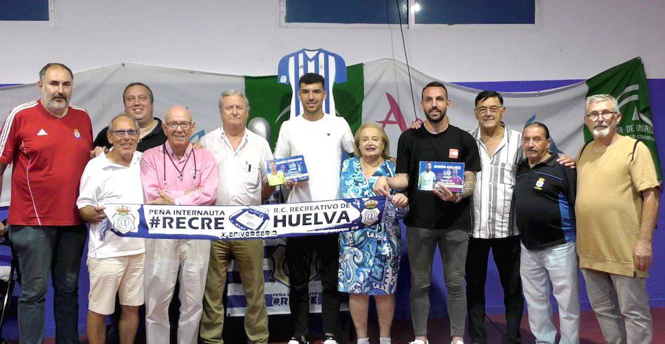 Imagen de la primera parte de la entrega de premios de la Peña Internauta #Recre a los destacados del Decano de la pasada campaña, en este caso a Rubén Gálvez y Rubén Serrano.