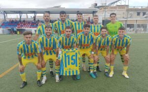 Formación inicial del Isla Cristina en el partido de este domingo, con la camiseta de Martín Lorca que se pierde la temporada por lesión. / Foto: @IslaCristinaFC.